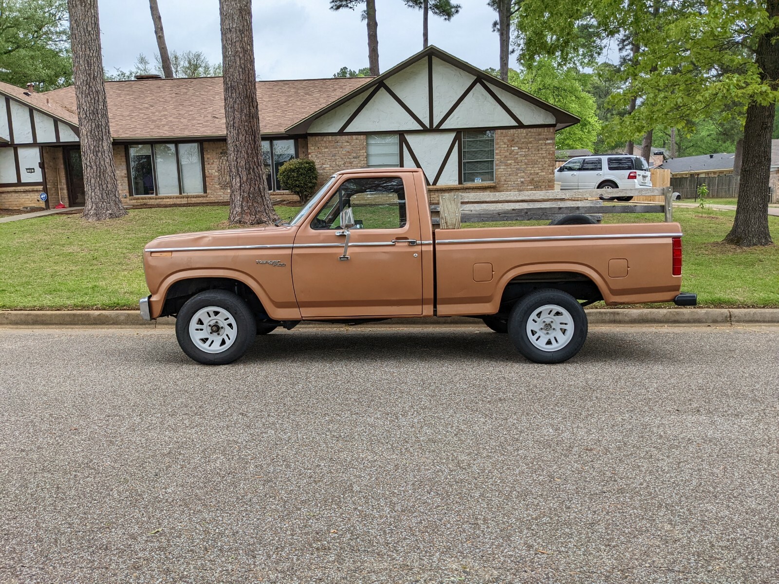 1981 Ford F100 Ranger Excellent Condition. No Cracks In The Dash. Ac