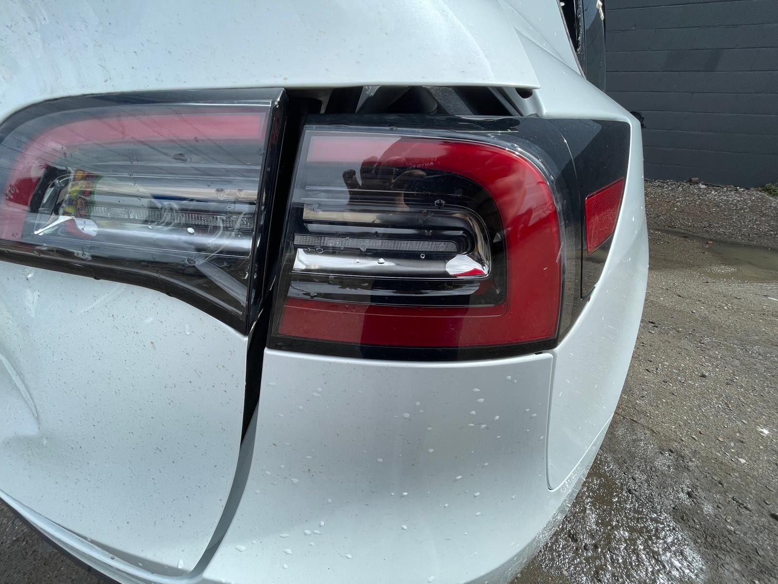 TESLA MODEL Y 1ST GEN 03/2022-2025 REAR GARNISH RIGHT TAILGATE LAMP - thumbnail 3