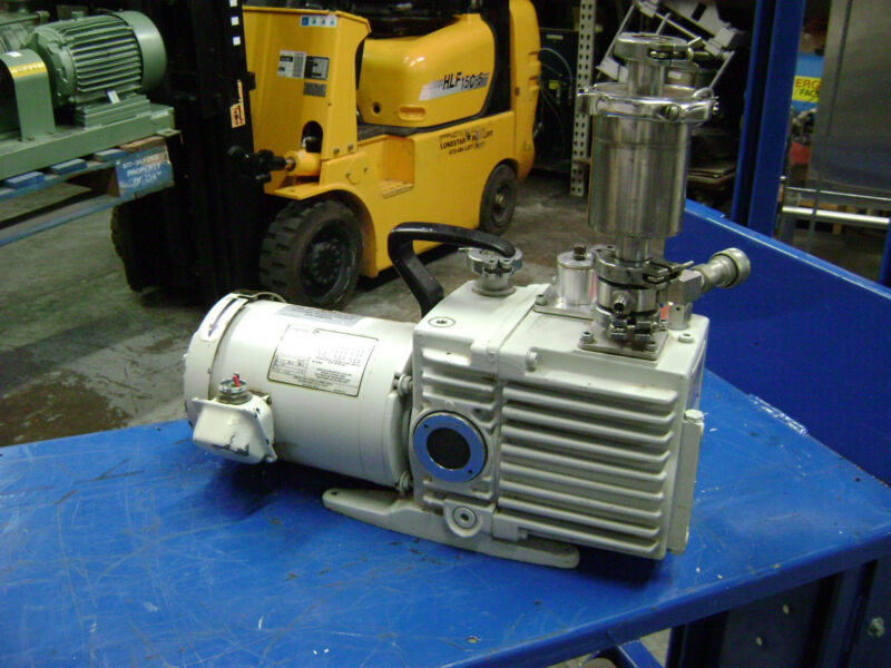 3024 Leybold-Heraeus Trivac D8AC Vacuum Pump