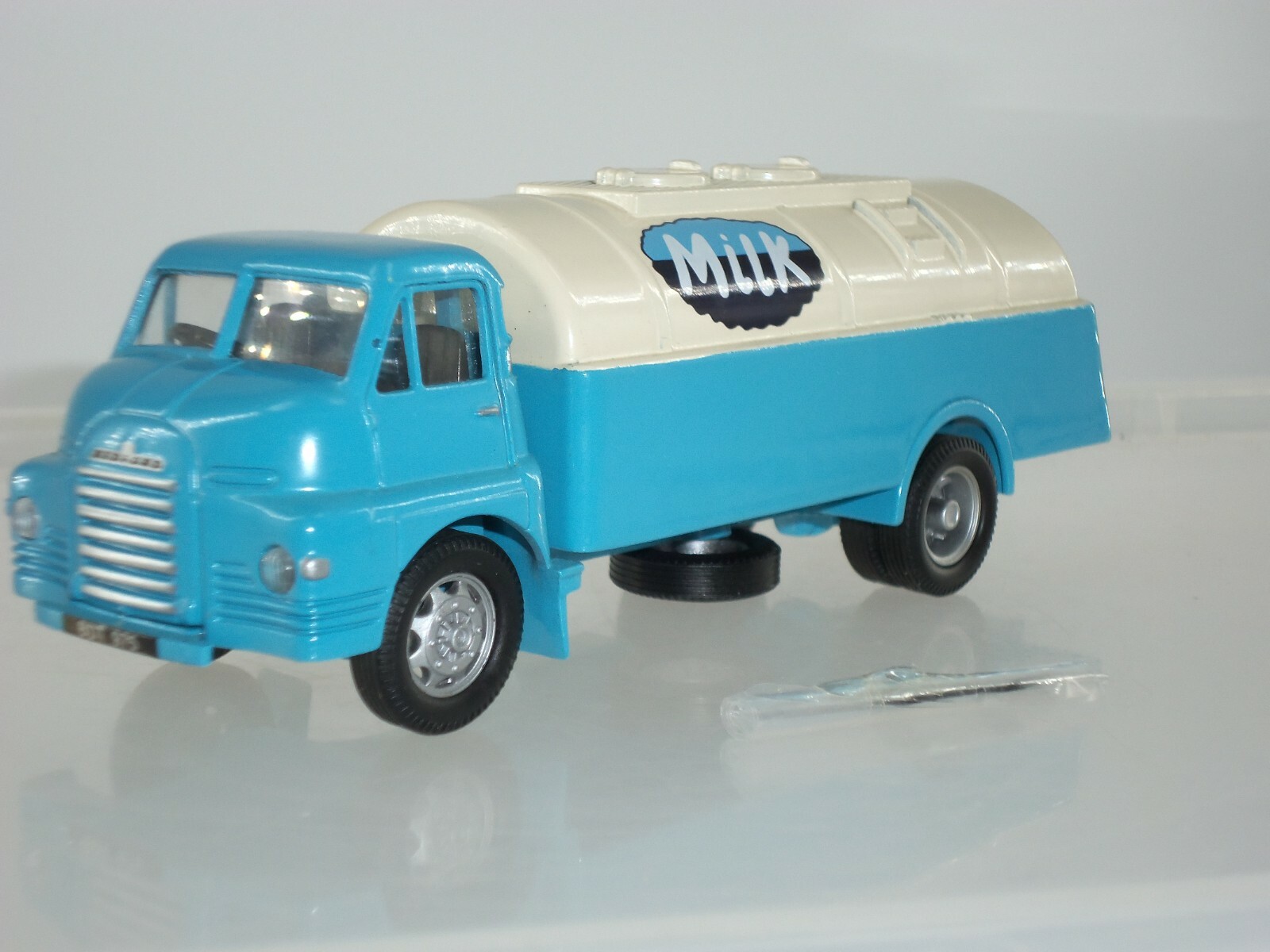 CORGI 20202 BEDFORD S TYPE MILK TANKER DELIVERY DIECAST