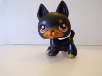 Littlest Pet Shop~#92~Doberman Pinscher~Dog~Black Orange~Orange Eyes~Red Magnet