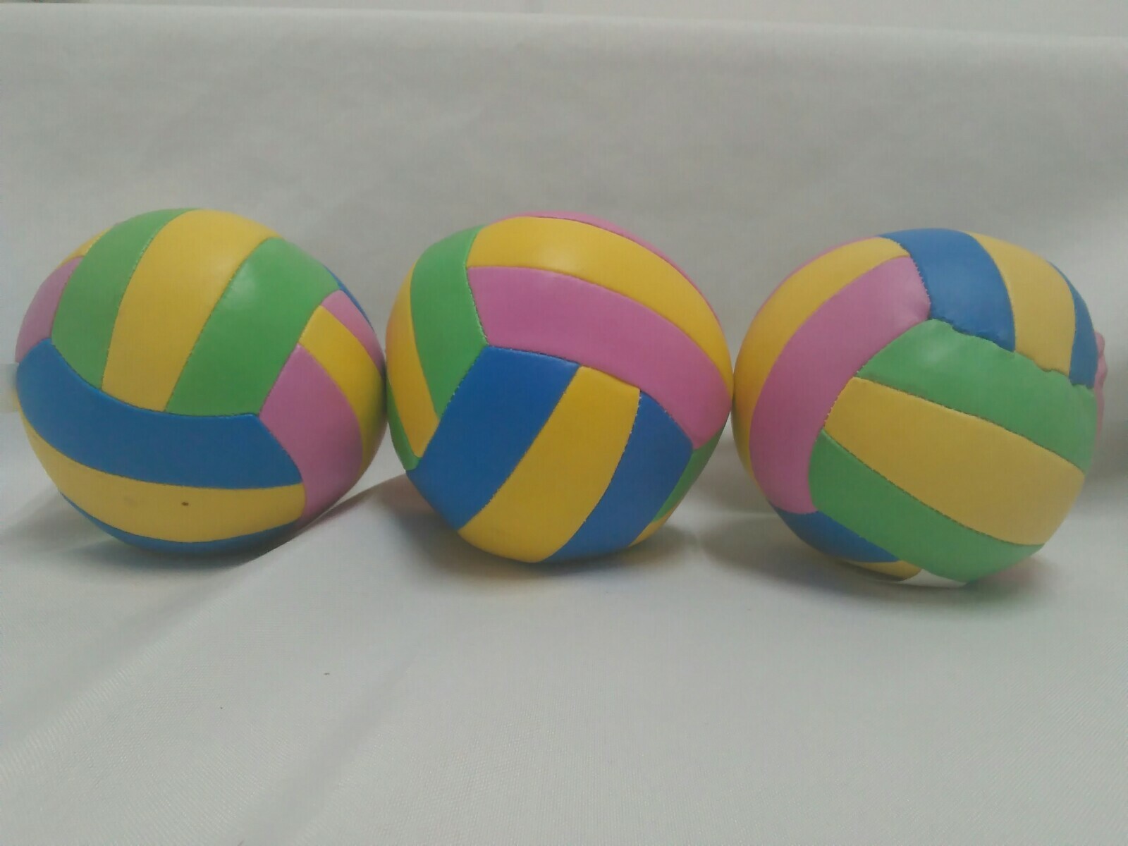 LOT OF 8 POLYESTER KIDS PLAY FOOTBALL BASKETBALL VOLLEYBALL & SMILEY FACE BALL