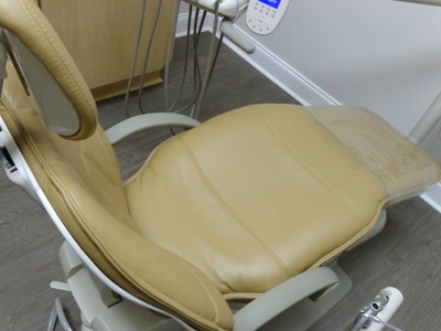 ADEC 511 DENTAL CHAIR W/ DELIVERY UNIT & WALL LIGHT