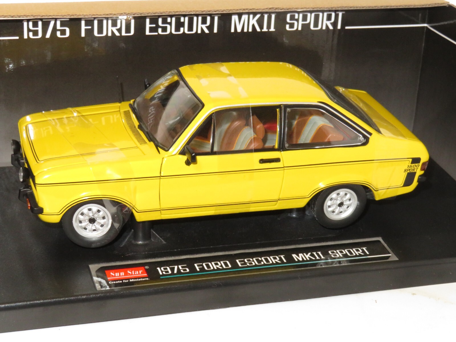 FORD ESCORT MK2 SPORT　1 : 18 1/18 Ford Escort Mk.2 1600 Sport - Signal Yellow ( with full