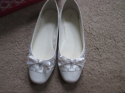 GENTLY USED LADIES WHITE FLATS/ SHOES  SIZE 10M