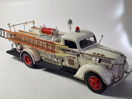 1/16 ハーレーダビッドソン　1940 ford 消防車　Fire truck Harley Davidson 1940 Fire Truck 1:16 Scale Authentic DieCast