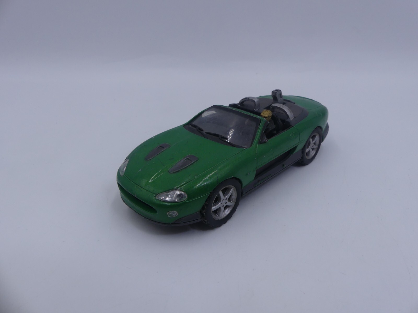 MINICHAMPS 130230 Zao Jaguar XKR Model Car James Bond 007