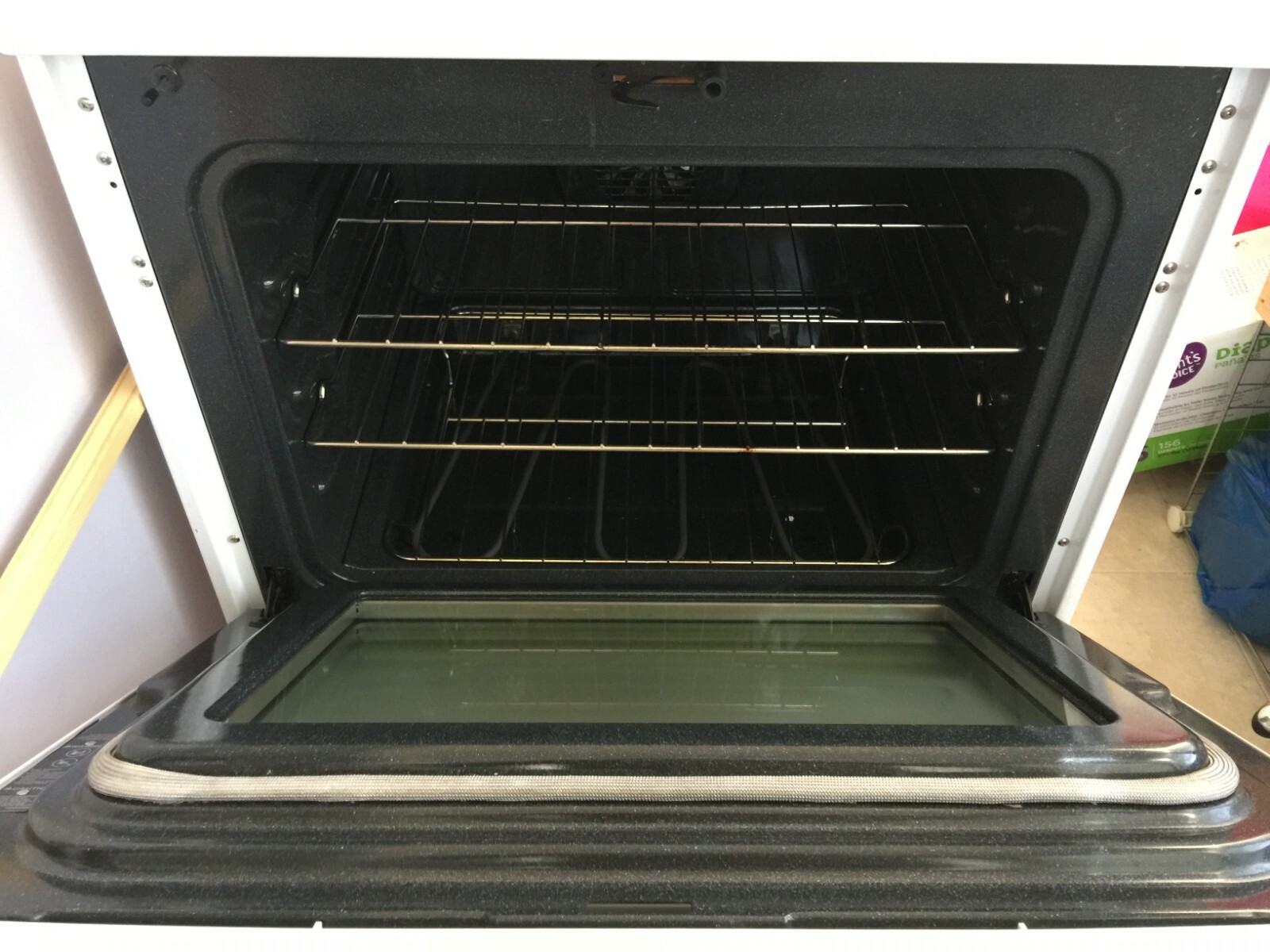FRIGIDAIRE ELECTRIC RANGE  GLASS TOP WHITE EXCELLENT CONDITION USED