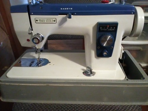Vintage  Vouge Stitch Sewing  Machine model 535  Made in Japan and Works great