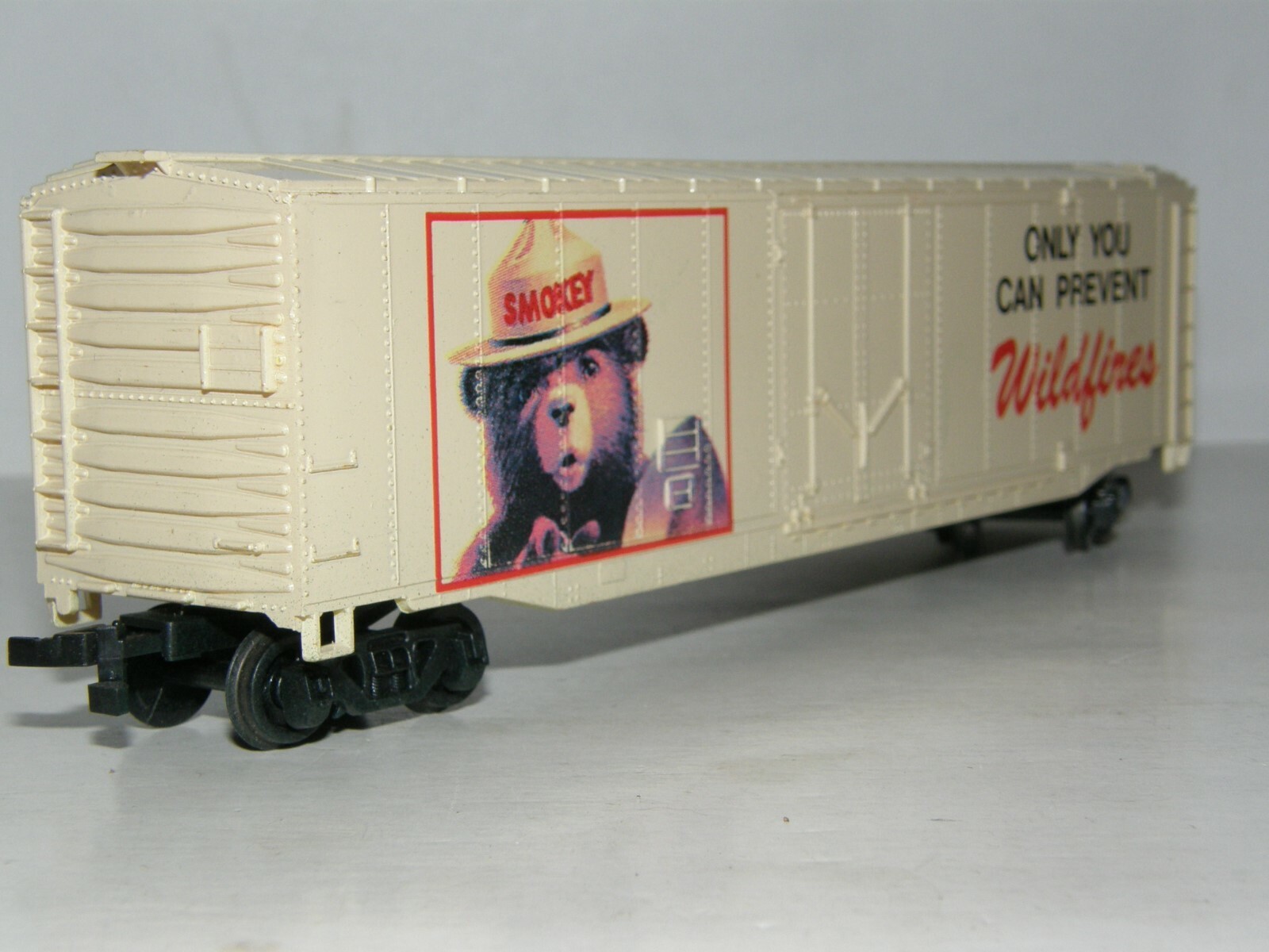 BACHMANN HO scale  SMOKEY THE BEAR 50' STEEL BOX CAR