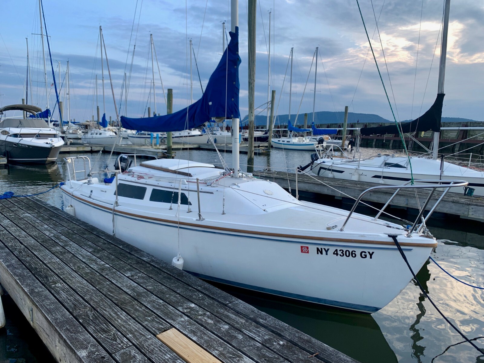 Catalina 22 Swing Keel with Motor & Trailer