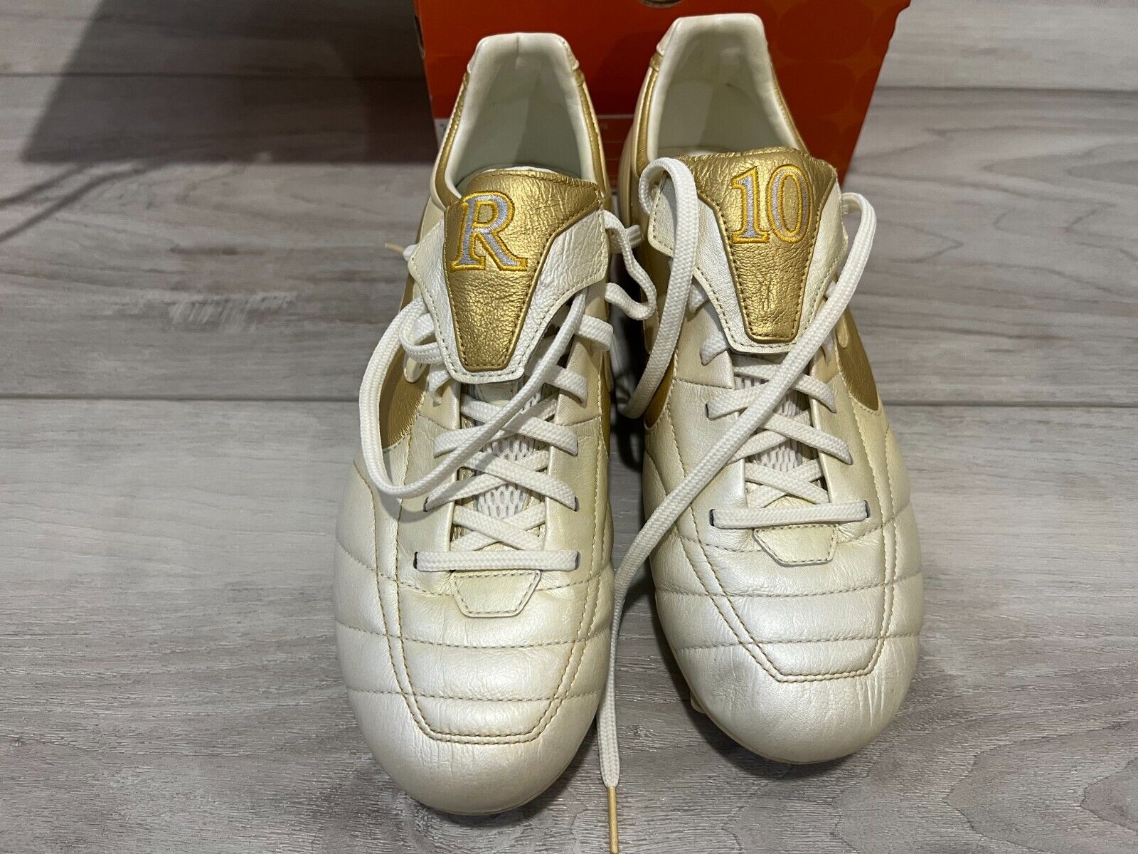 Nike Air Legend Ronaldinho White Gold R10 FG soccer cleats Nike Air Legend Ronaldinho White Gold R10 FG soccer cleats