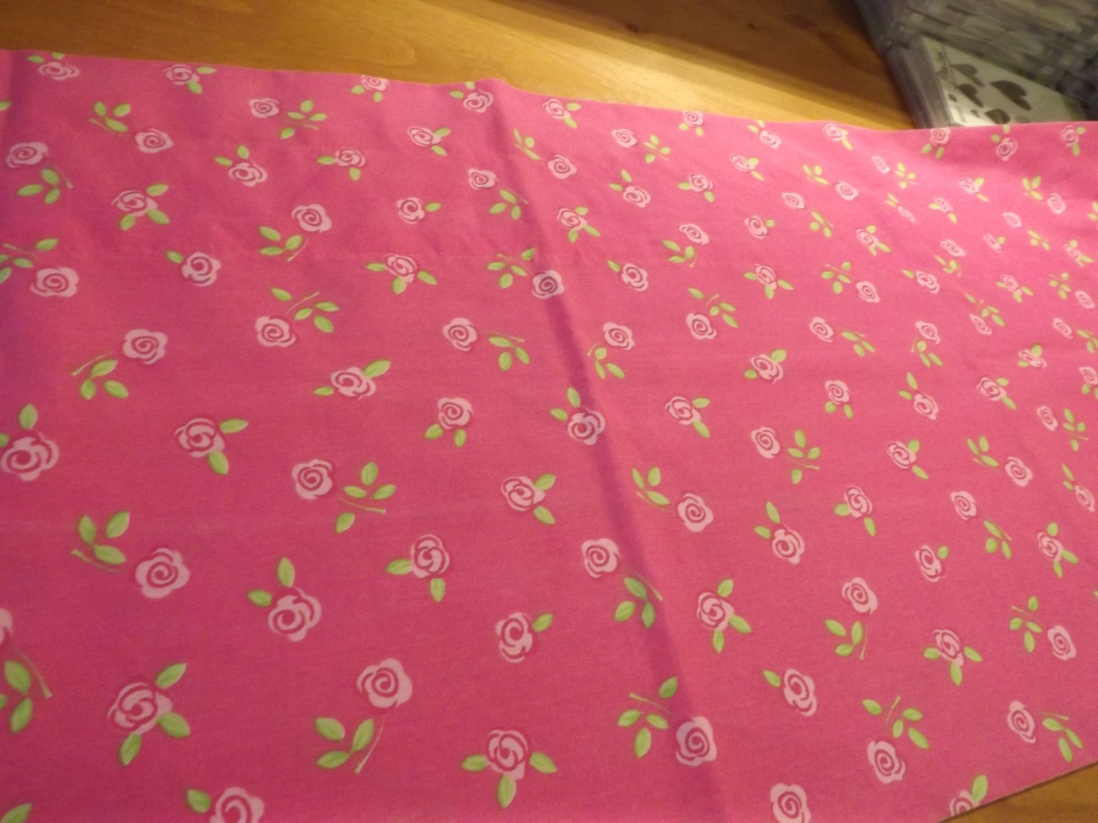 DISNEY BLOUSON VALANCE HOT PINK WITH ROSES 84W X 17.5