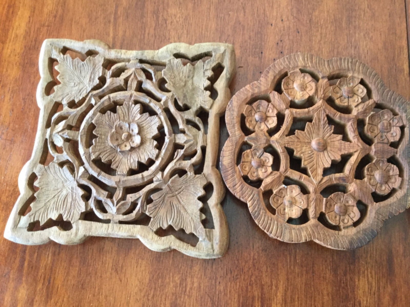 3 TEAK TRIVET WOOD HAND CARVED HOT PLATE FLOWERS LEAF DESIGN FOOTED INDIA VtG