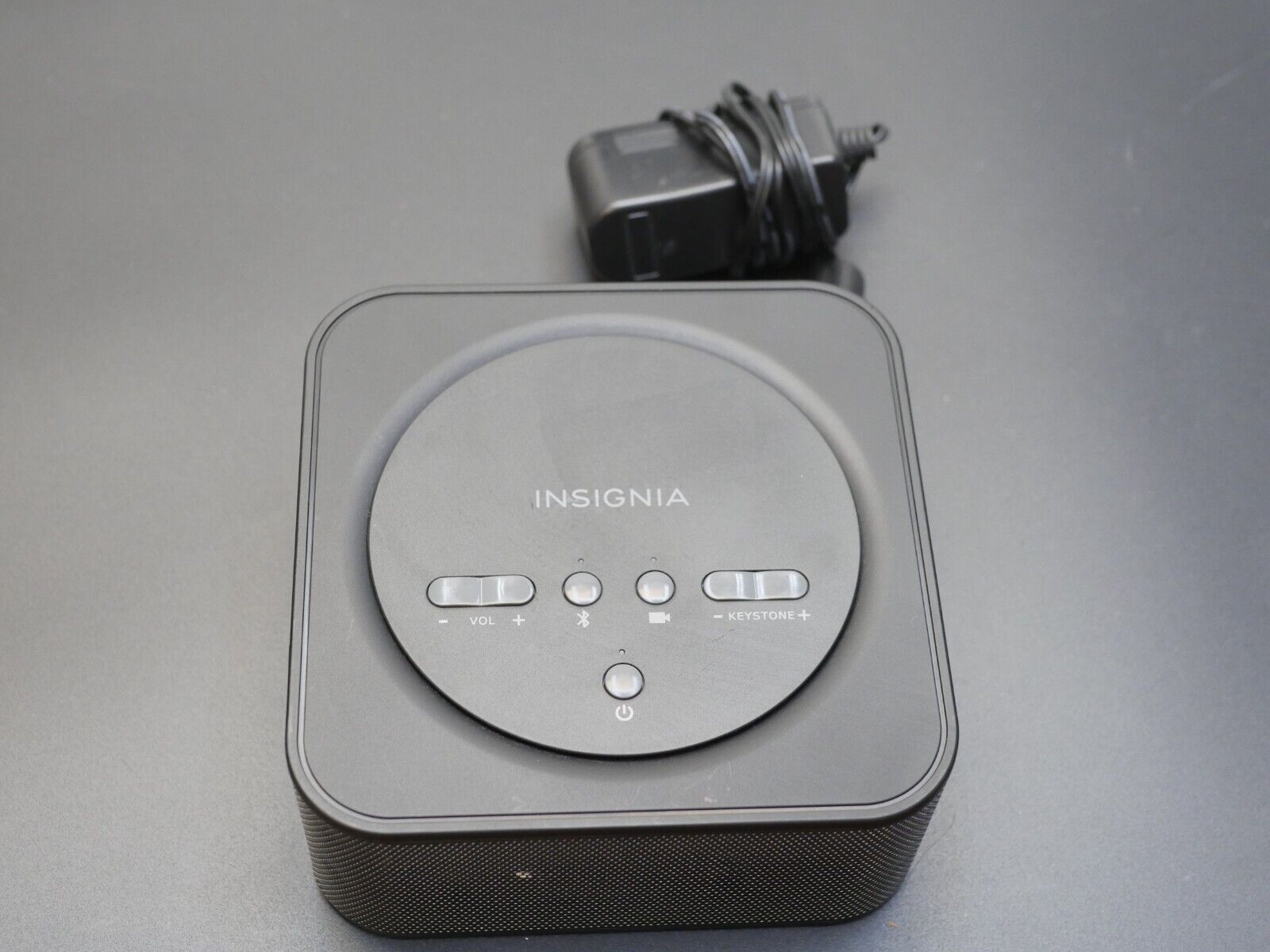 Insignia Pico Projector With Premium Audio Portable NS-PR200 Insignia Pico Projector With Premium Audio Portable NS-PR200