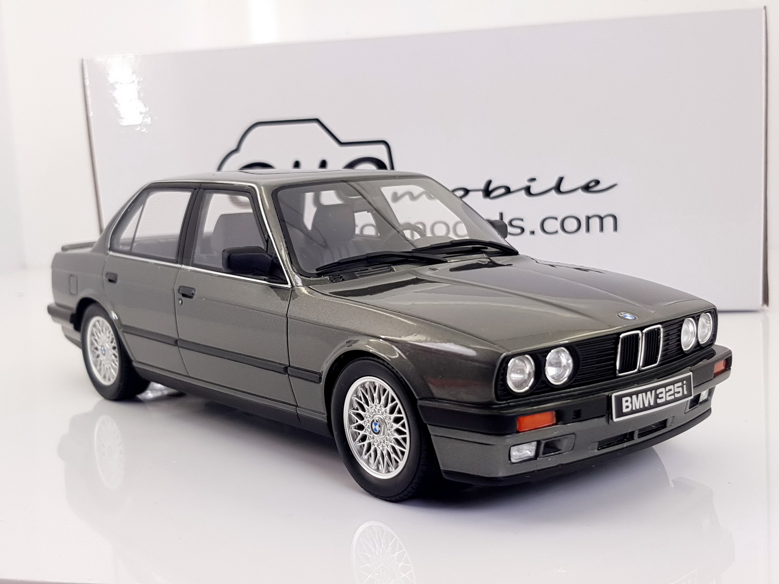 ティ〜ダ1/18 OTTO BMW E30Touring Mテク BMW e30 325i touring