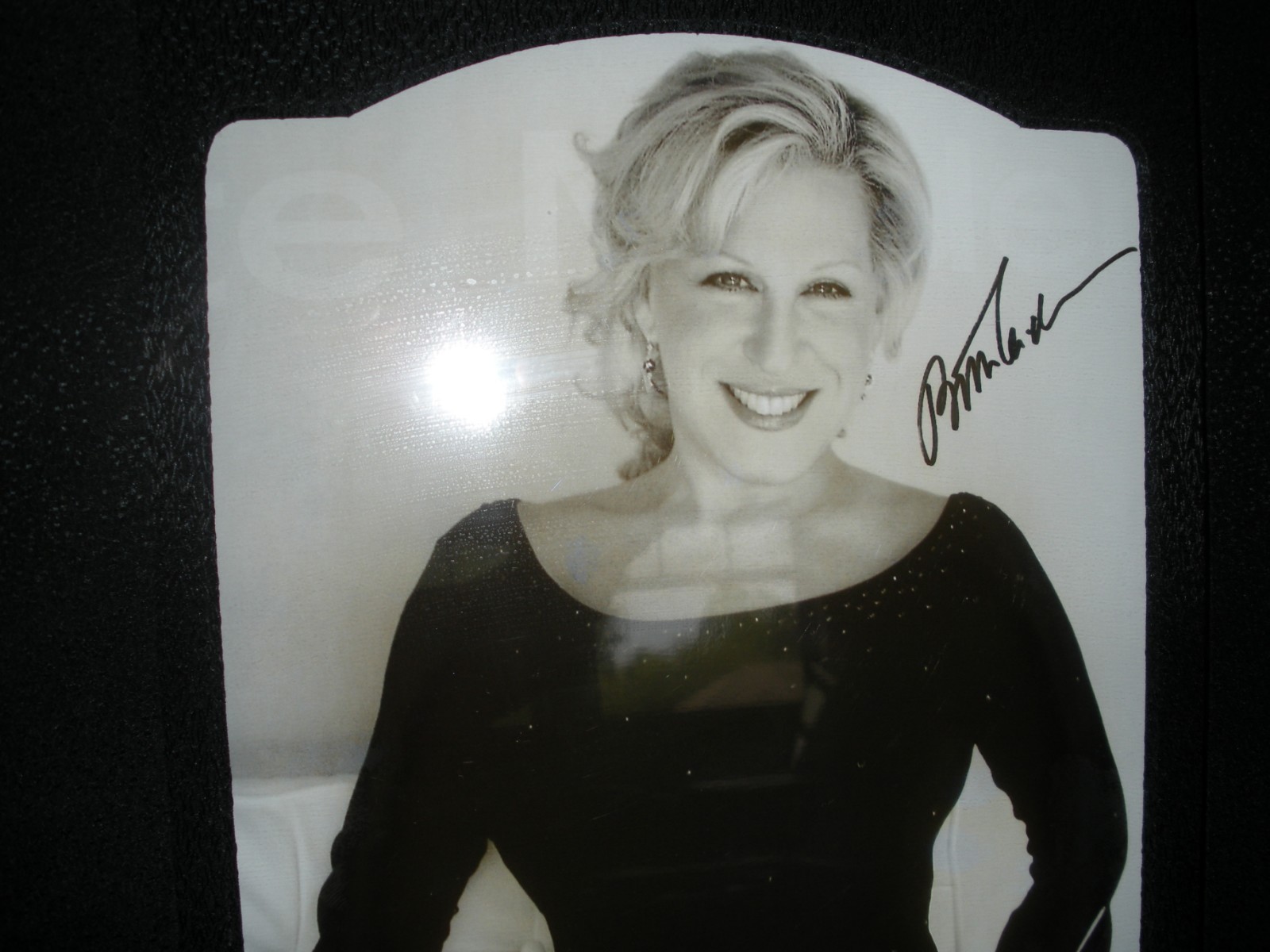 BETTE MIDLER SIGNED AUTHENTIC PHOTO  AUTOGRAPH SHADOWBOX FRAME