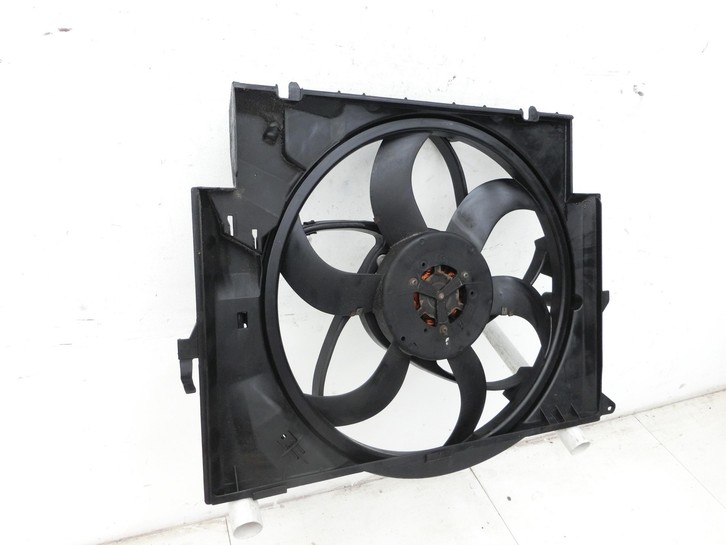BMW E81 1er 120d 07-12 2,0d 130KW Lüfter Ventilator f. Kühler BMW E81 1er 120d 07-12 26.10.2007 8506668 17428506668... Vorschau 2