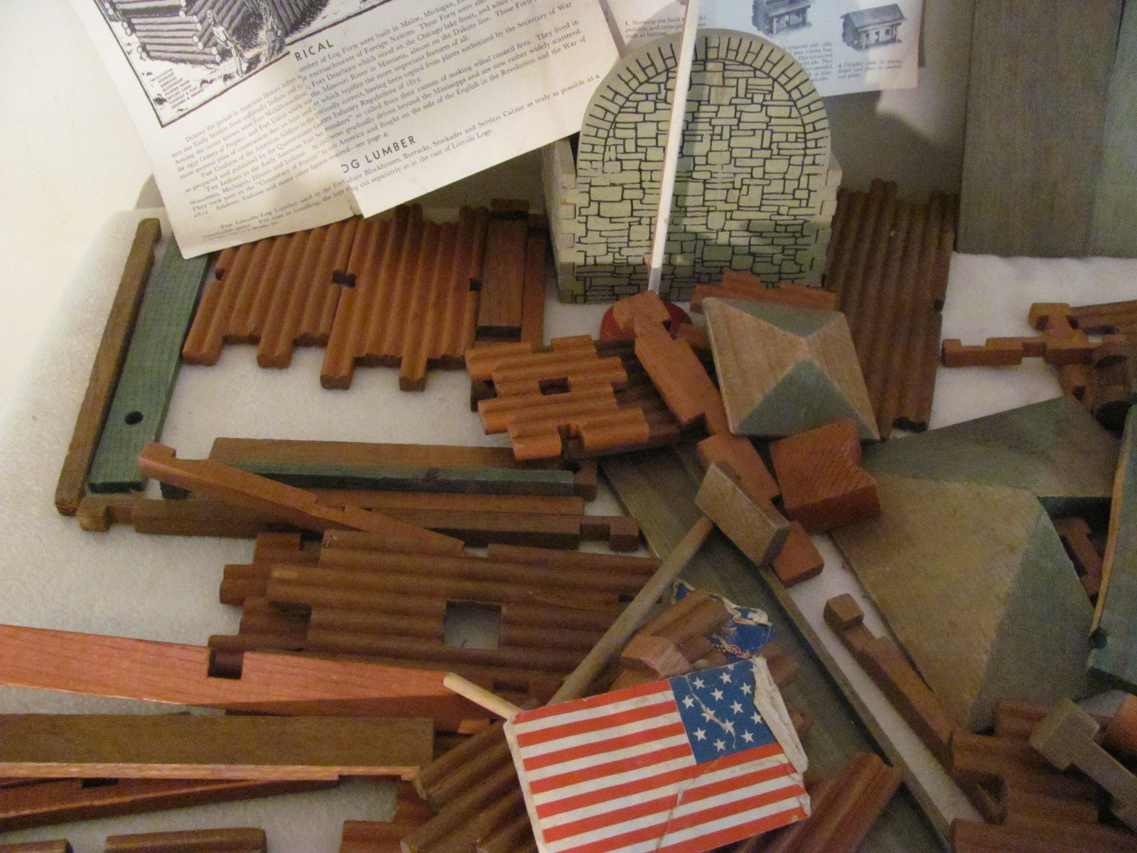 LINCOLN LOGS  EARLY AMERICAN FORT SET IN THE ORIGINAL BOX