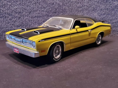 珍しい AW/'71 Plymouthプリムス Dusterダスター 1/18 絶版 ミニカー