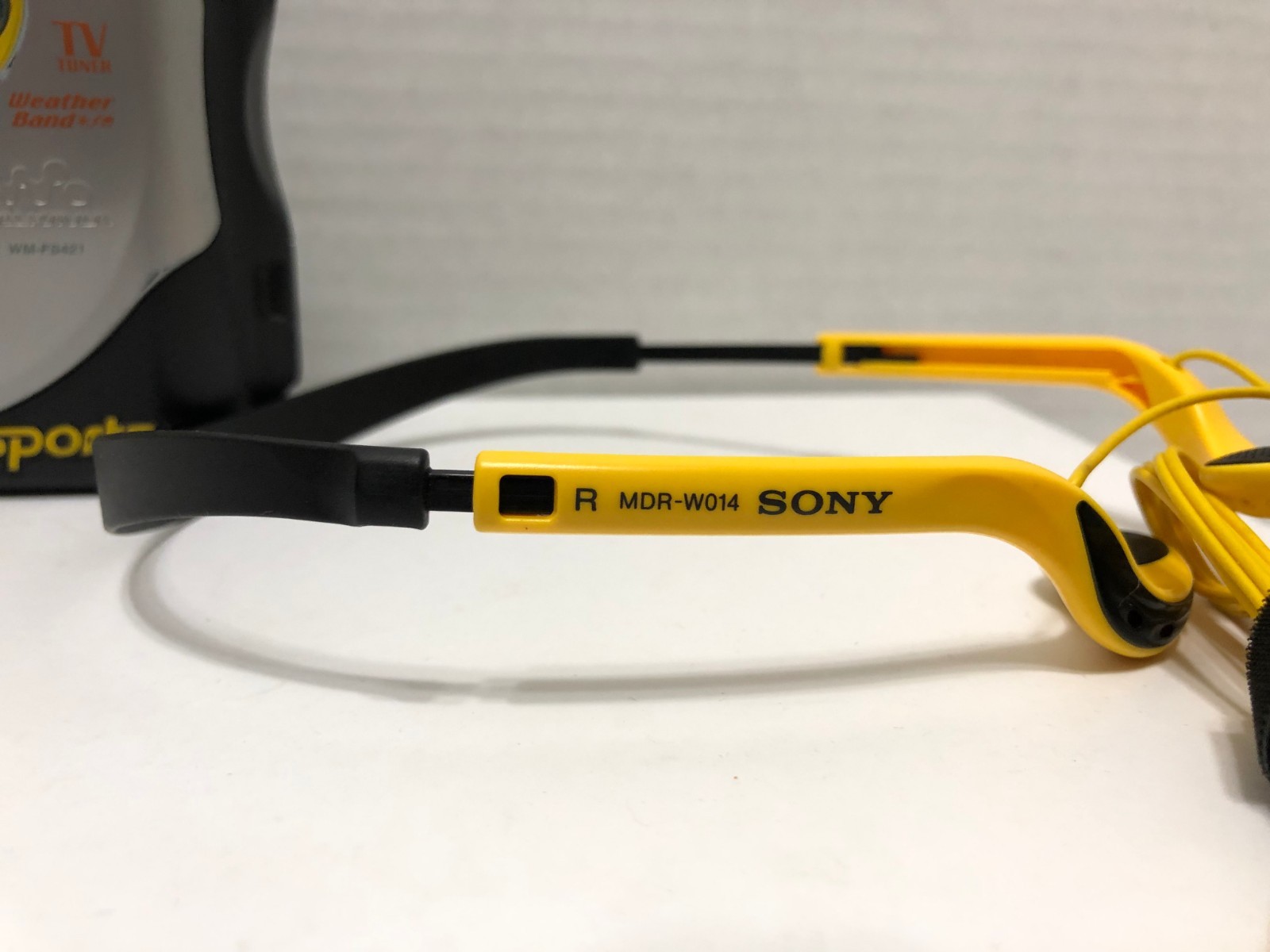 Sony Walkman Sports WM-FS421  Radio cassette player TESTED with Headphones