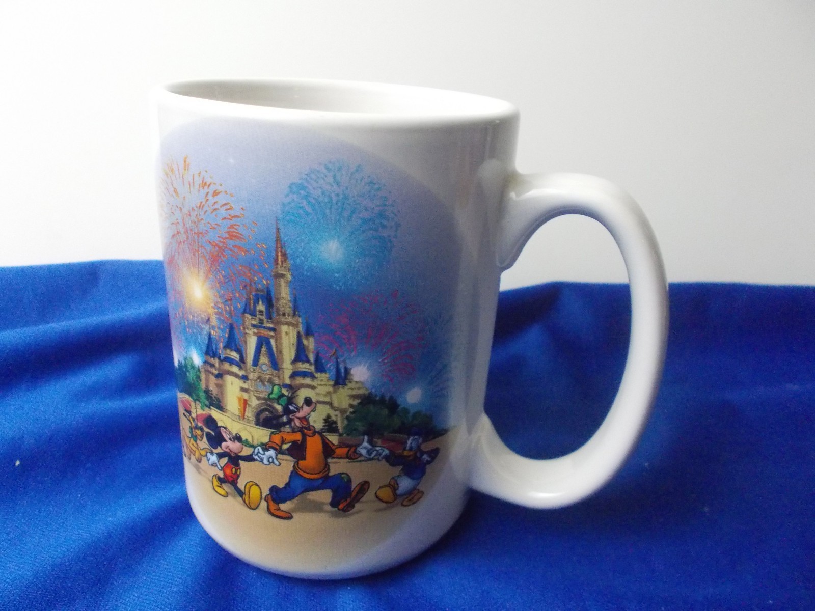 Magic Kingdom Disney coffee cup mug 2000 Micky Mouse Goofy Donald duck Pluto