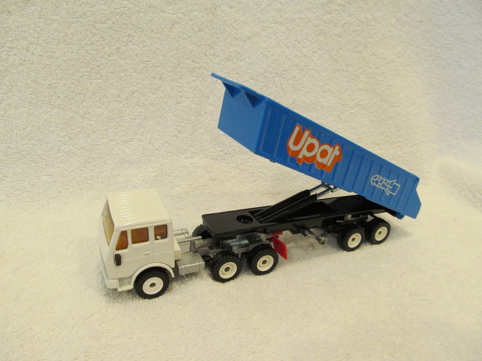 RARE GERMAN SIKU UPAT DIE CAST DUMP TRUCK 2232 MERCEDES CAB