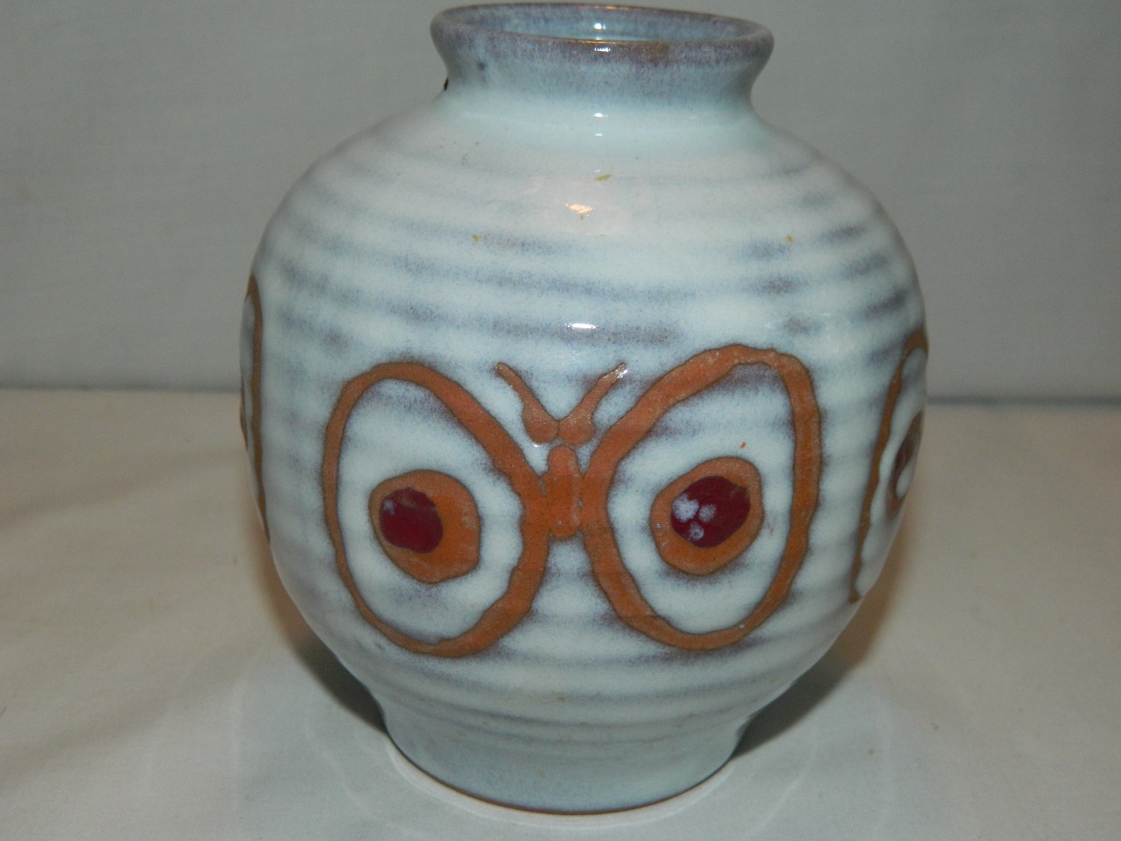 VINTAGE TAN, GRAY & WHITE ART POTTERY STONEWARE BUTTERFLY VASE –MADE IN JAPAN
