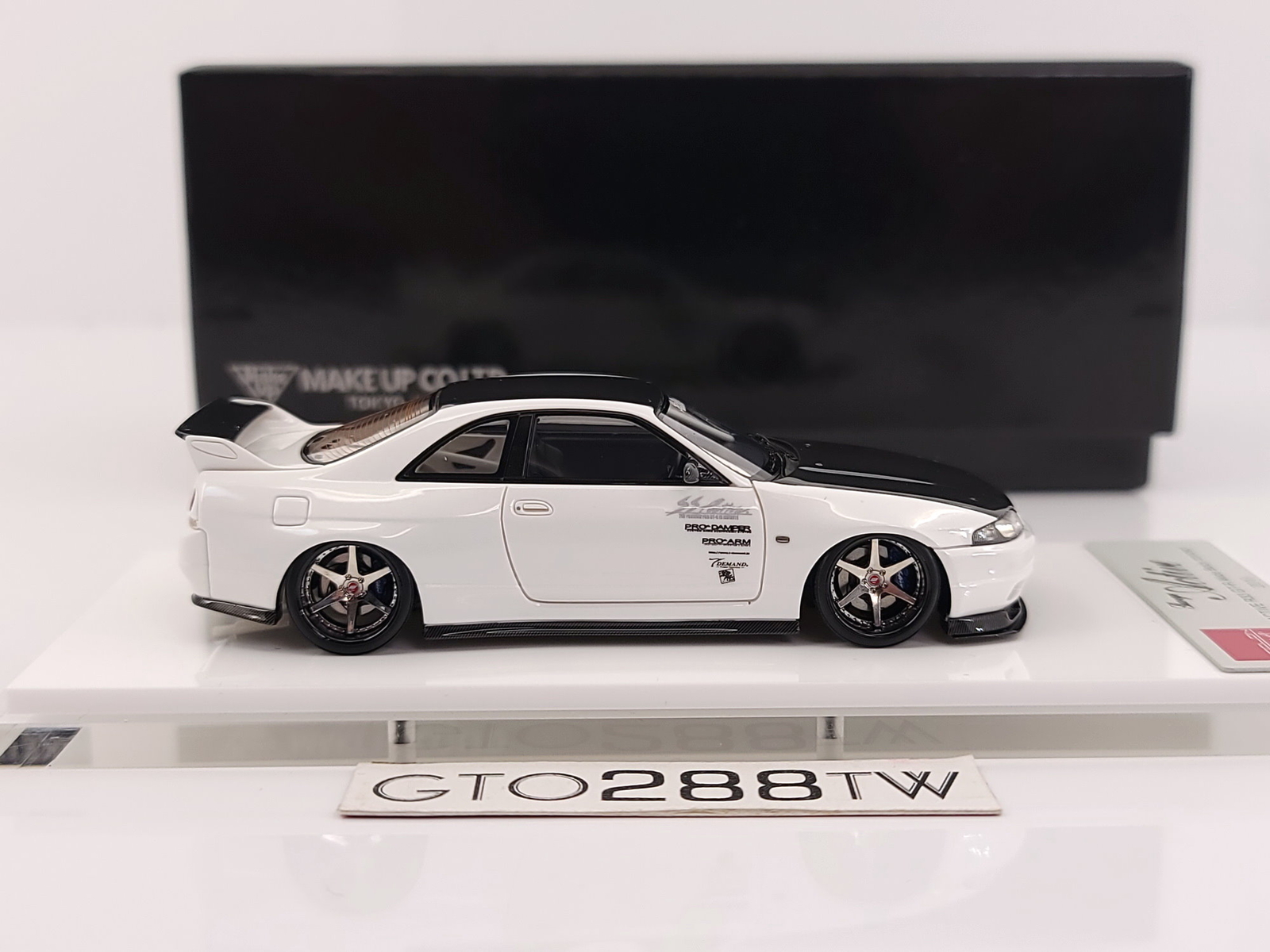 Make Up Co., Ltd / Eidolon 1:43 Nissan Skyline GT-R (BNR34