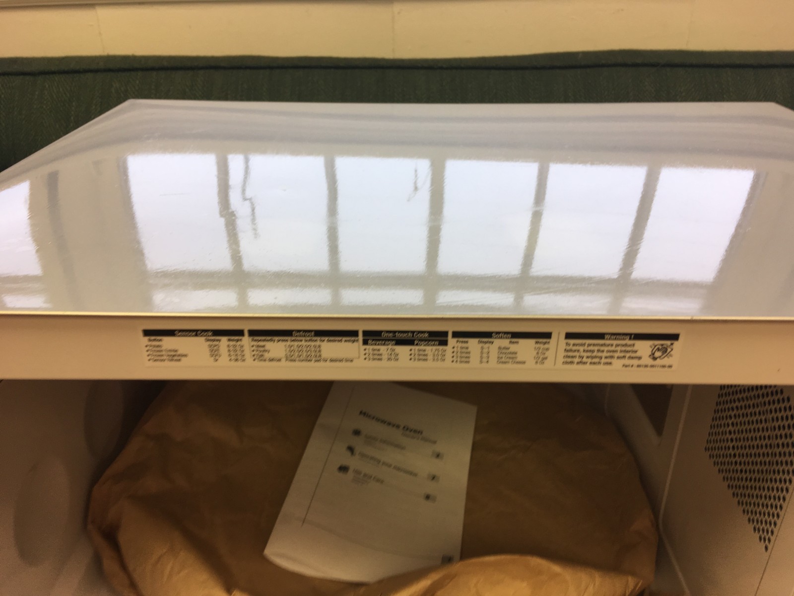 Sharp R-651ZS Microwave 2.2 Cu Ft