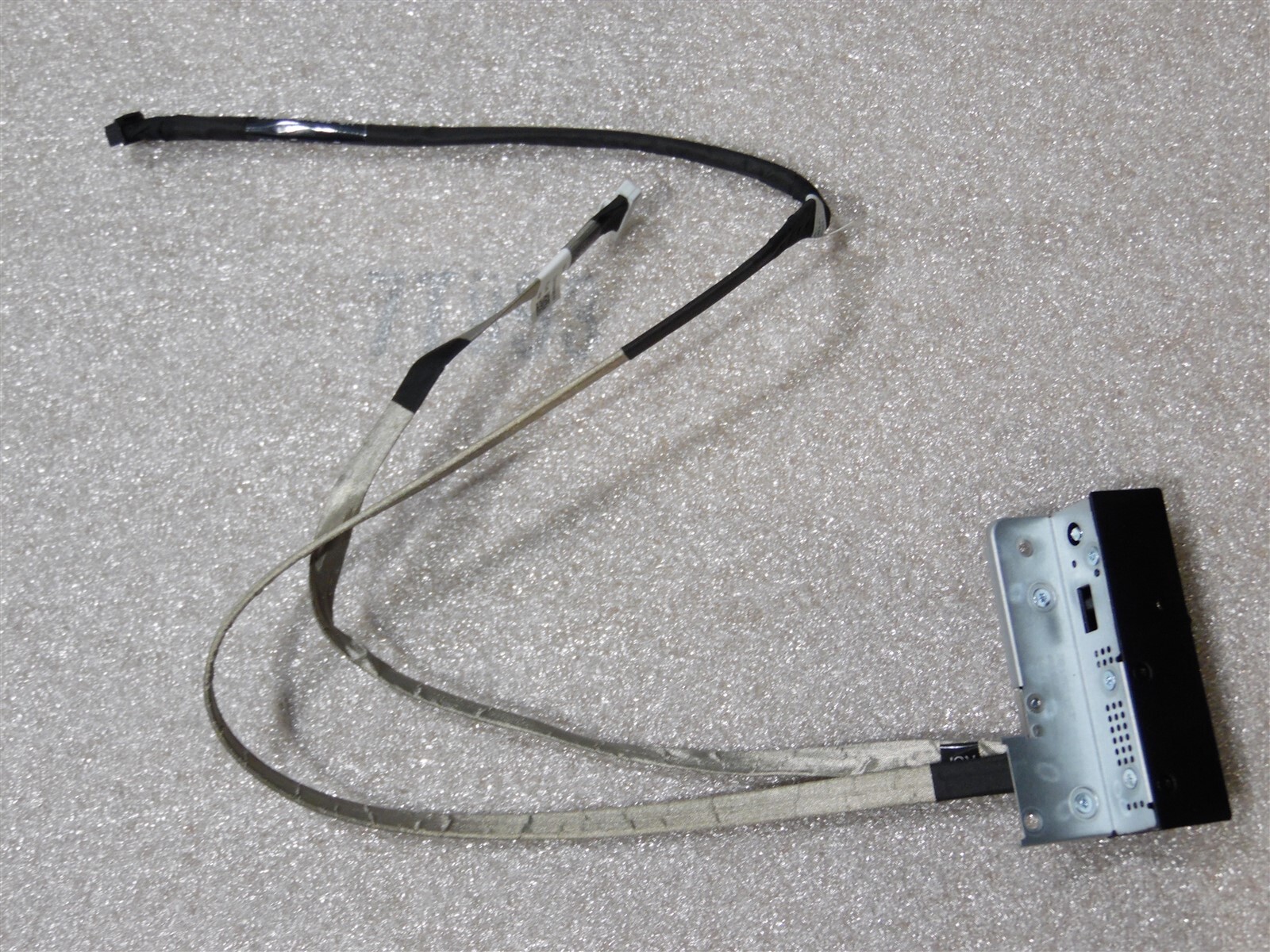 DELL EMC POWEREDGE R750 RIGHT RACK EAR LATCH WITH CABLES VGA DELL EMC POWEREDGE R750 RIGHT RACK EAR LATCH WITH CABLES VGA