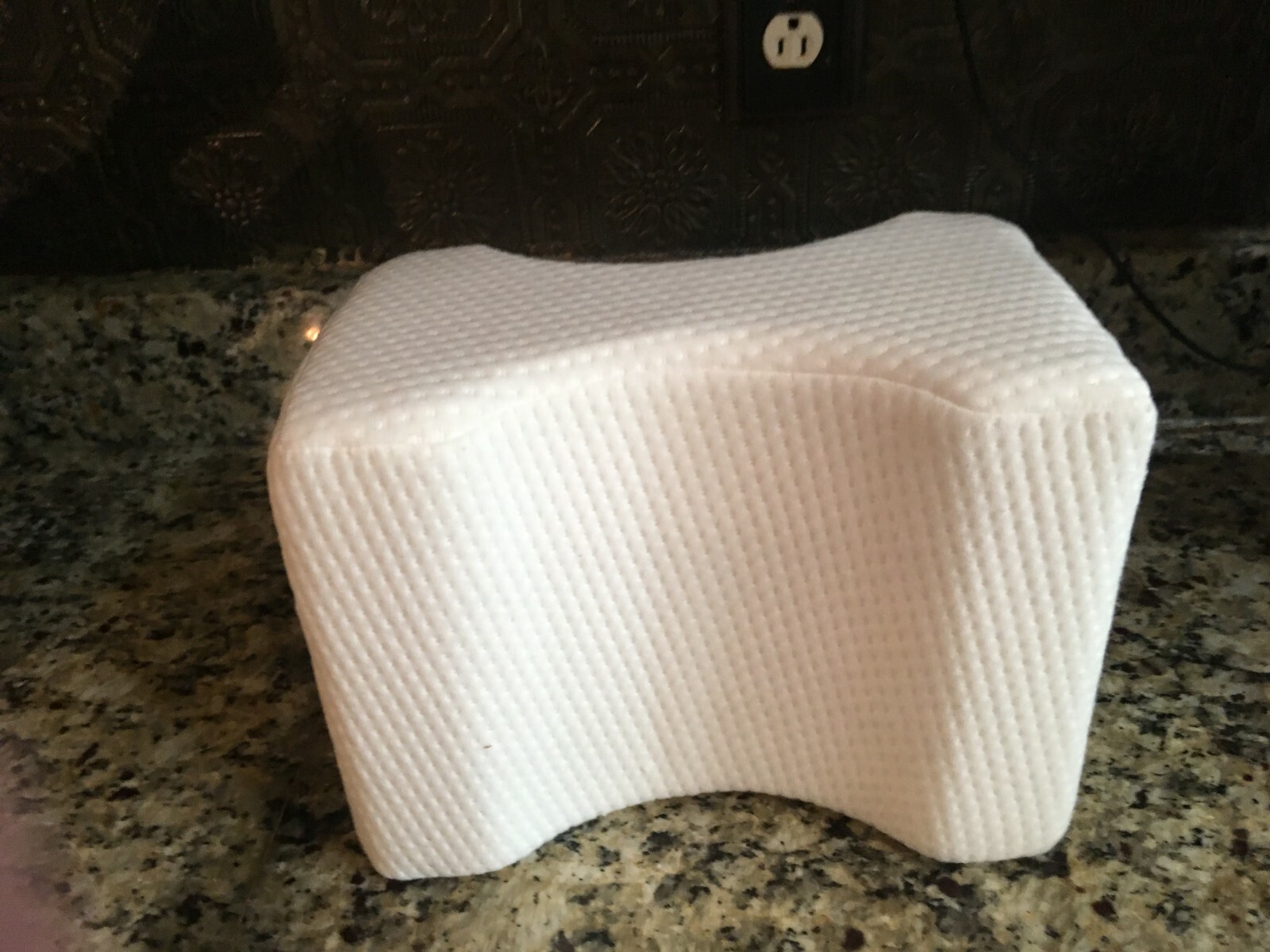 Everlasting Comfort 100% Pure Memory Foam Knee Pillow with Adjustable Strap