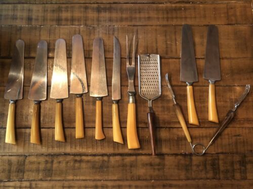 ANTIQUE VINTAGE LOT OF (11) PIECES OF BAKELITE FLATWARE/SERVING/UTENSILS