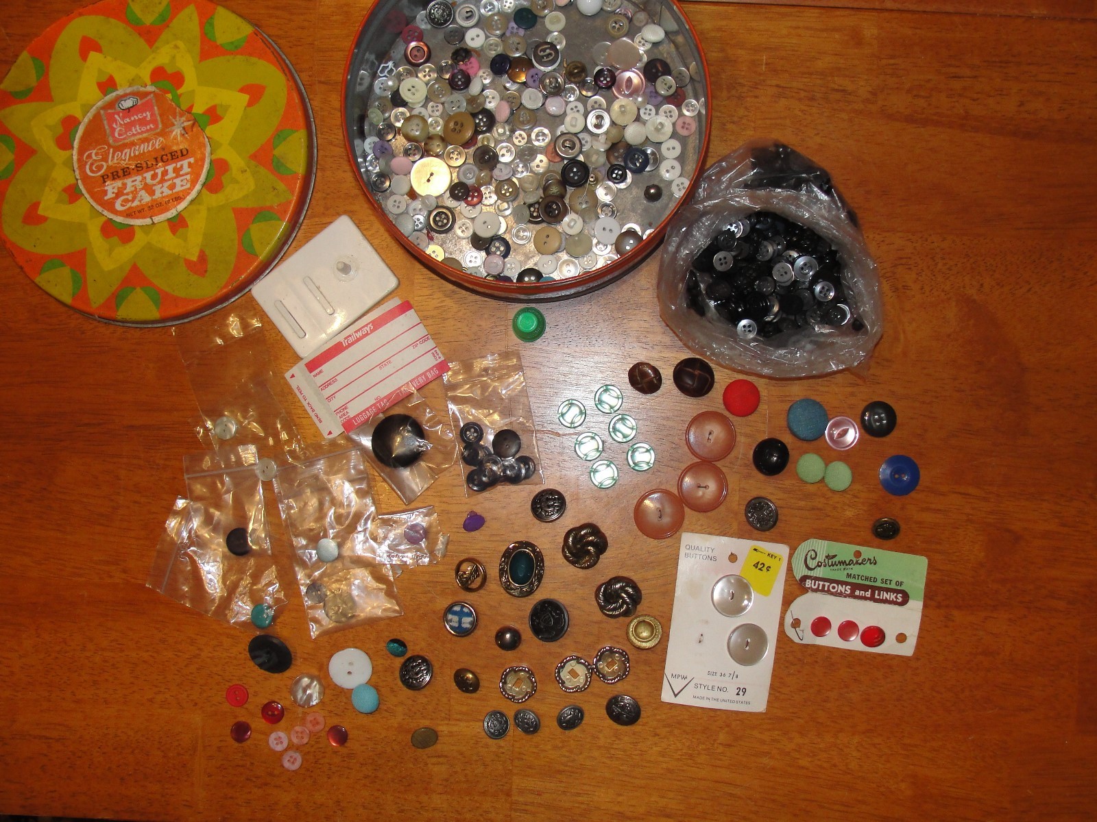 Huge Vintage Antique Buttons old Plastic Bakelite Metal Lot 300 +Mixed Buttons