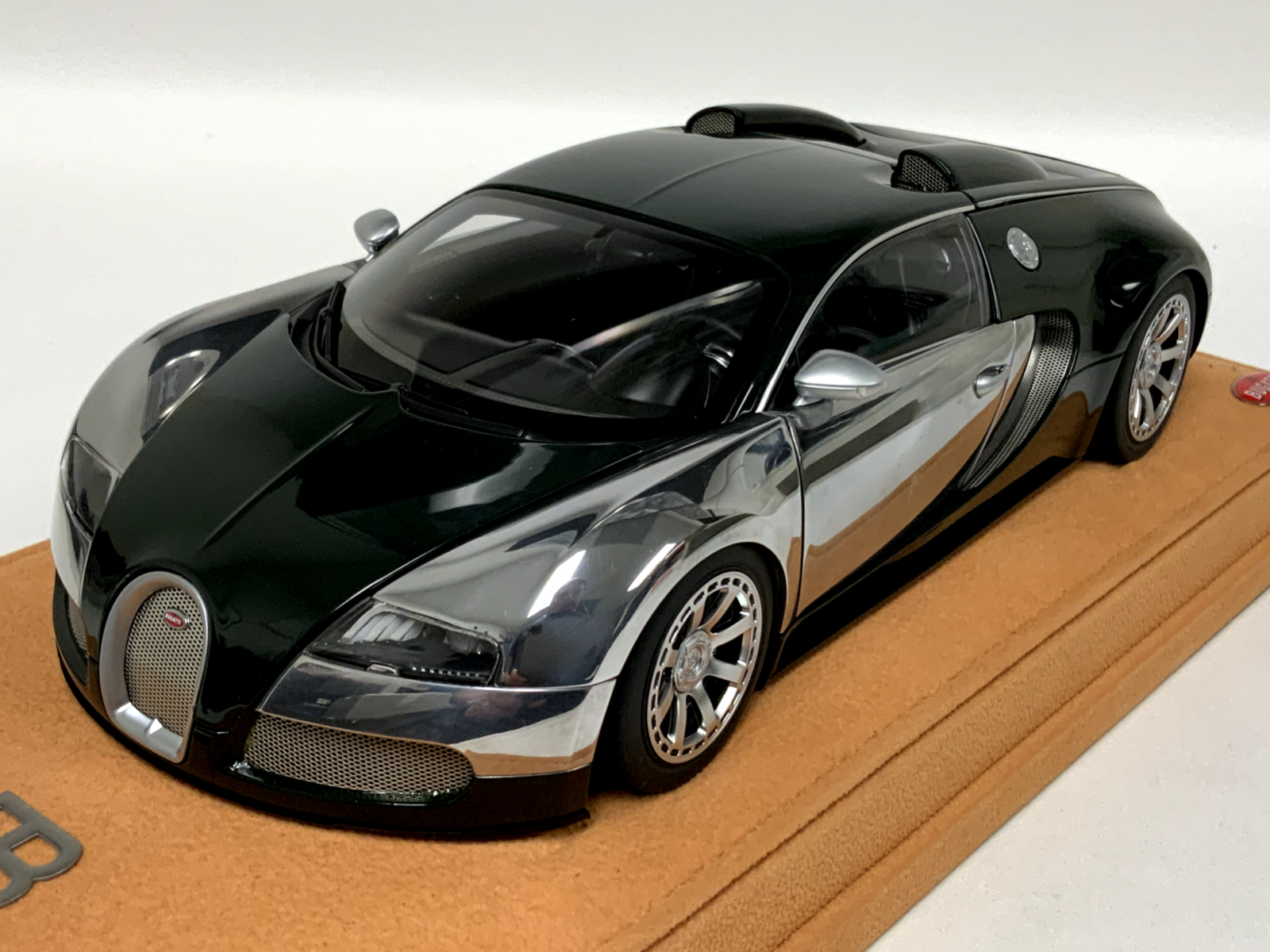 1/18 AutoArt Bugatti Veyron L'Edition Centenaire Green /Malcom Campbell.  70958