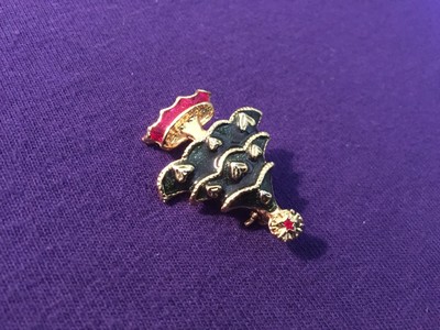 UNSIGNED CHRISTMAS TREE W/HEARTS PIN BROOCH GOLD W/ENAMEL-VINTAGE
