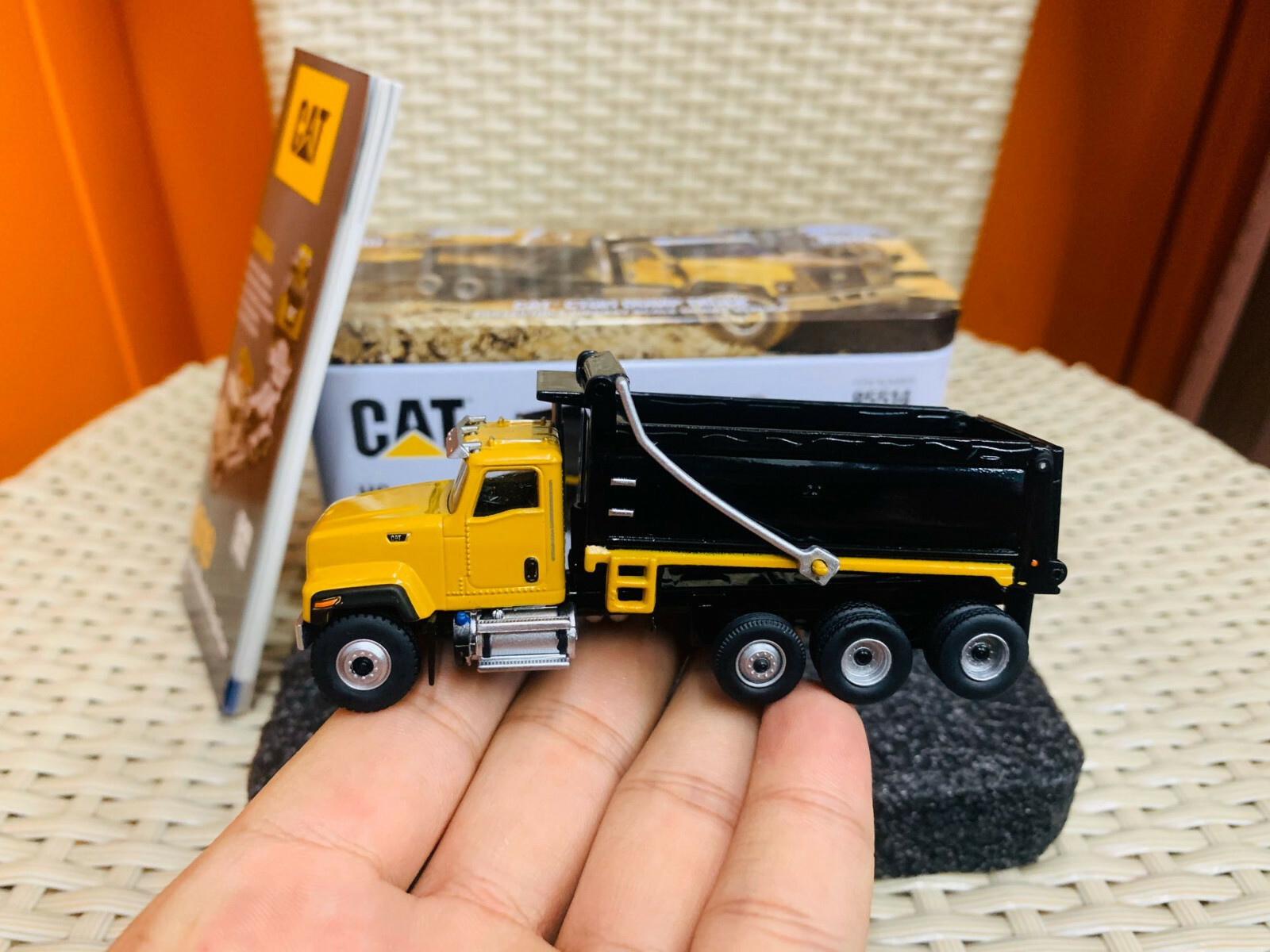 Caterpillar Cat CT681 Dump Truck 1/87 HO Scale DieCast Model