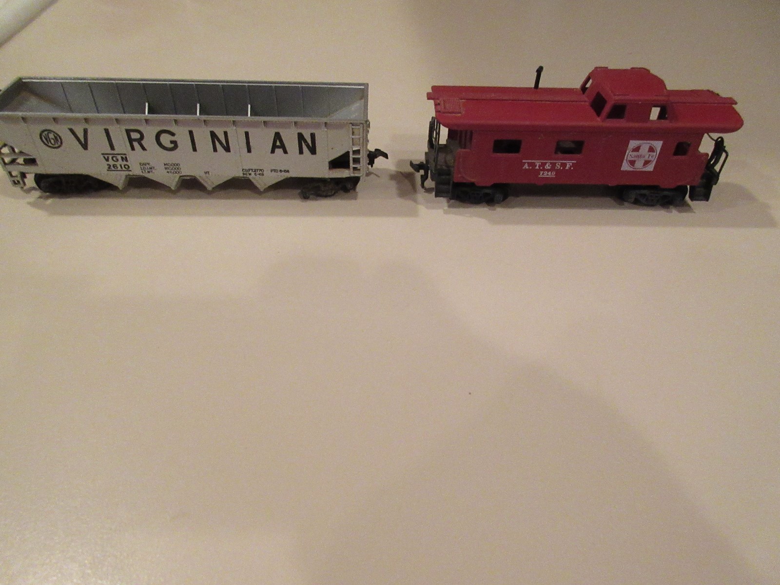 (2) VGN 2610 & Santa Fe A.T.&S.F. 7240