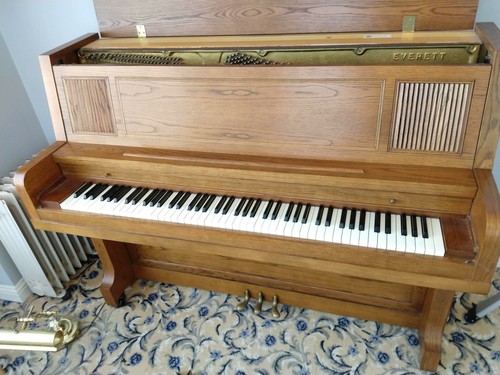 Everett Satin Oak Chapel studio upright piano w Bench 45