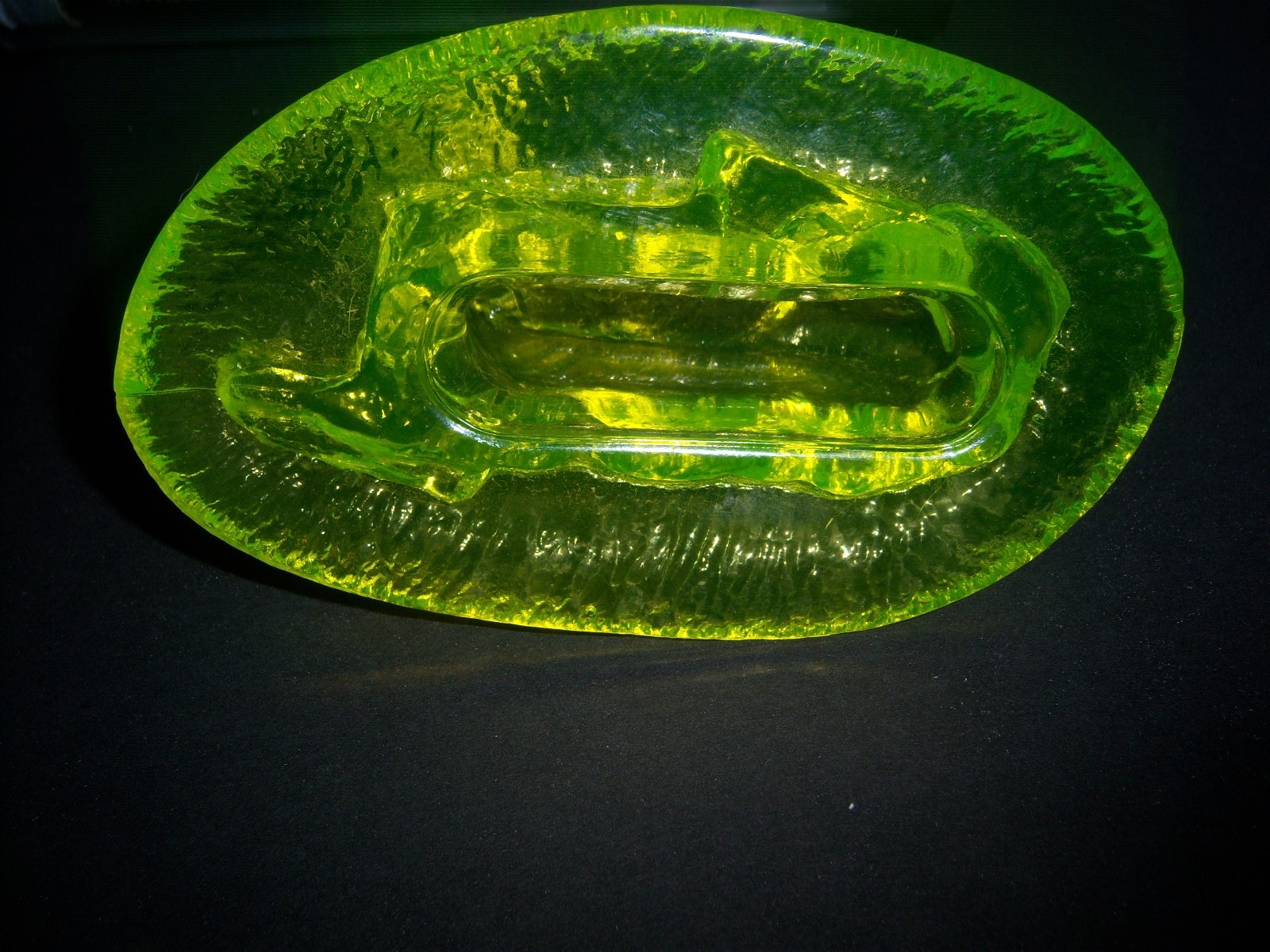 .VINTAGE YELLOWISH GREEN VASELINE GLASS PAPERWEIGHT COW
