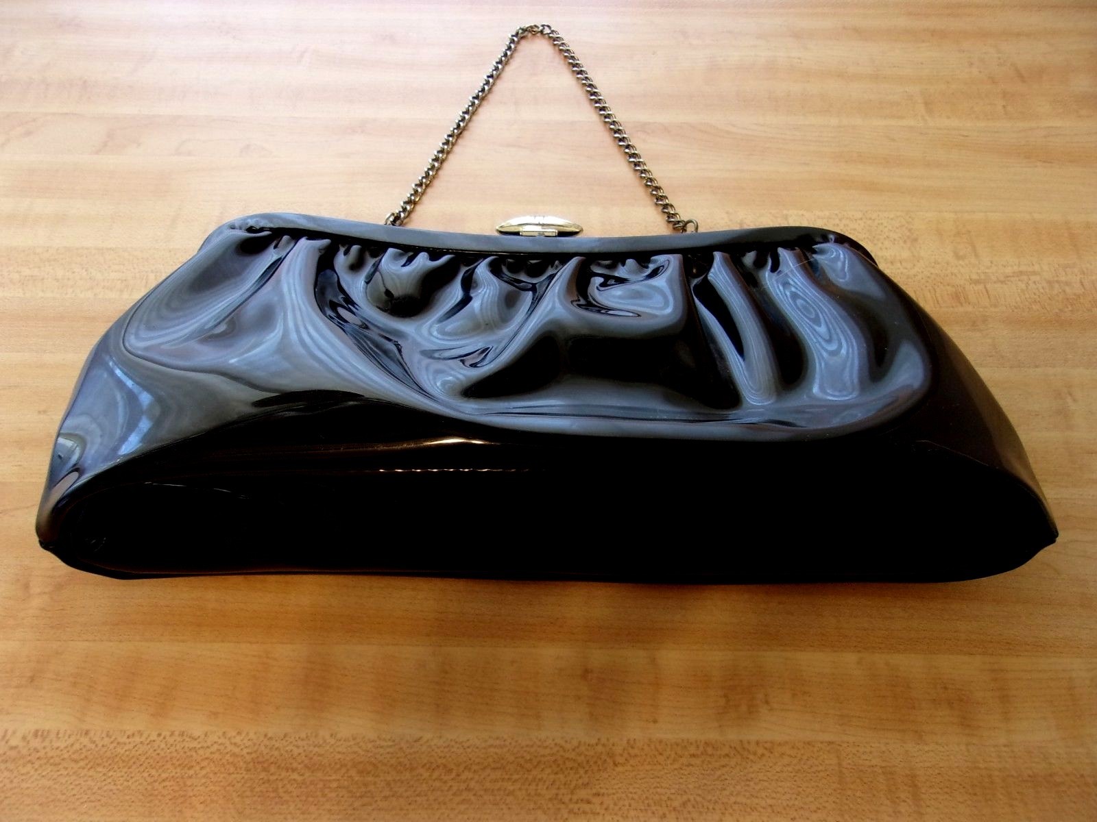 VINTAGE SHINY BLACK PATENT LEATHER W / HIDE A WAY CHAIN HANDLE PURSE / HAND BAG