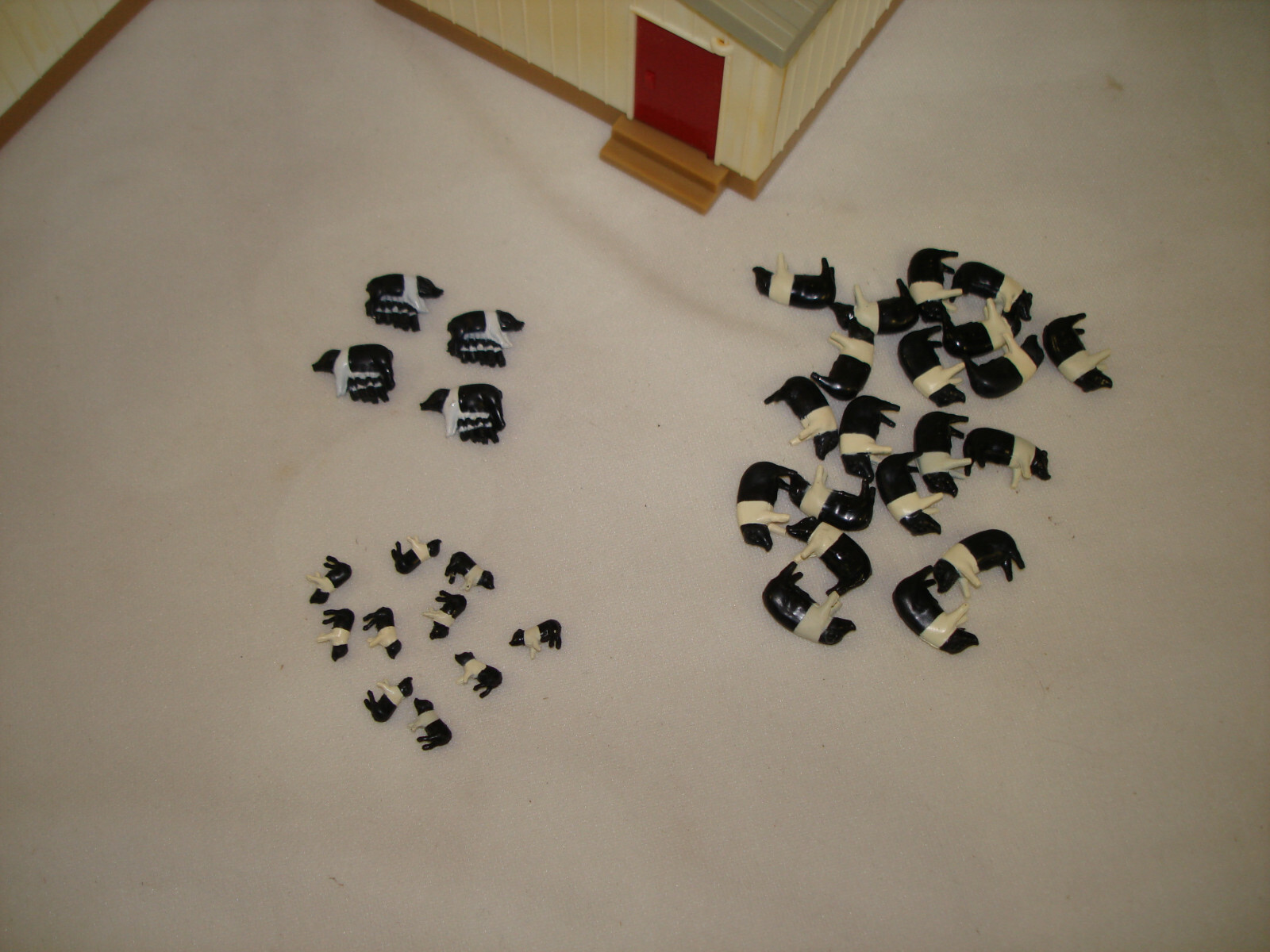 1/64 Ertl Farm Country Hog Confindment Buliding Barn Toy