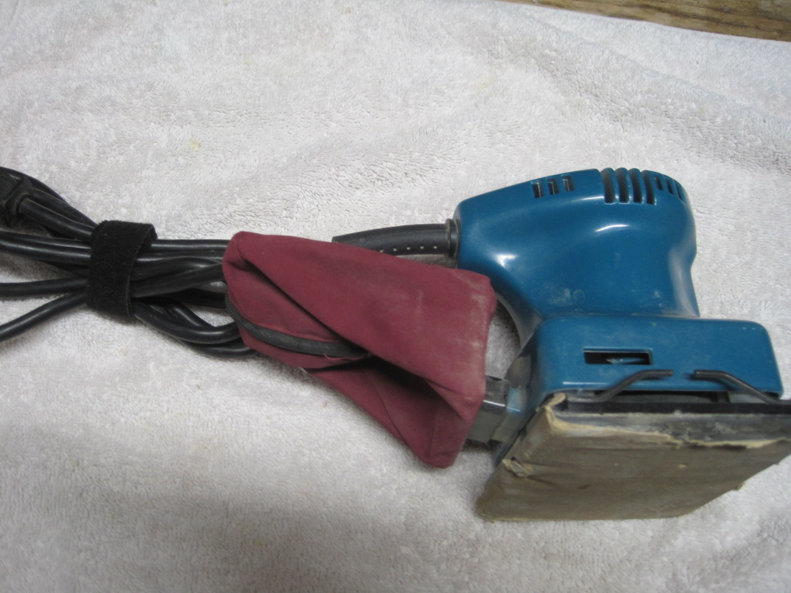 Makita Finishing Sander Model BO4550 w/ Dust Bag & Sandpaper Punch Plate