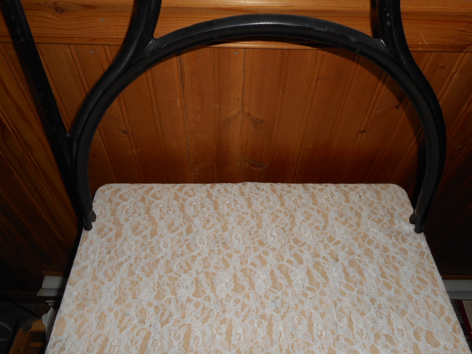 ANTIQUE FAVORITE TREADLE SEWING MACHINE CAST IRON CENTER SUPPORT