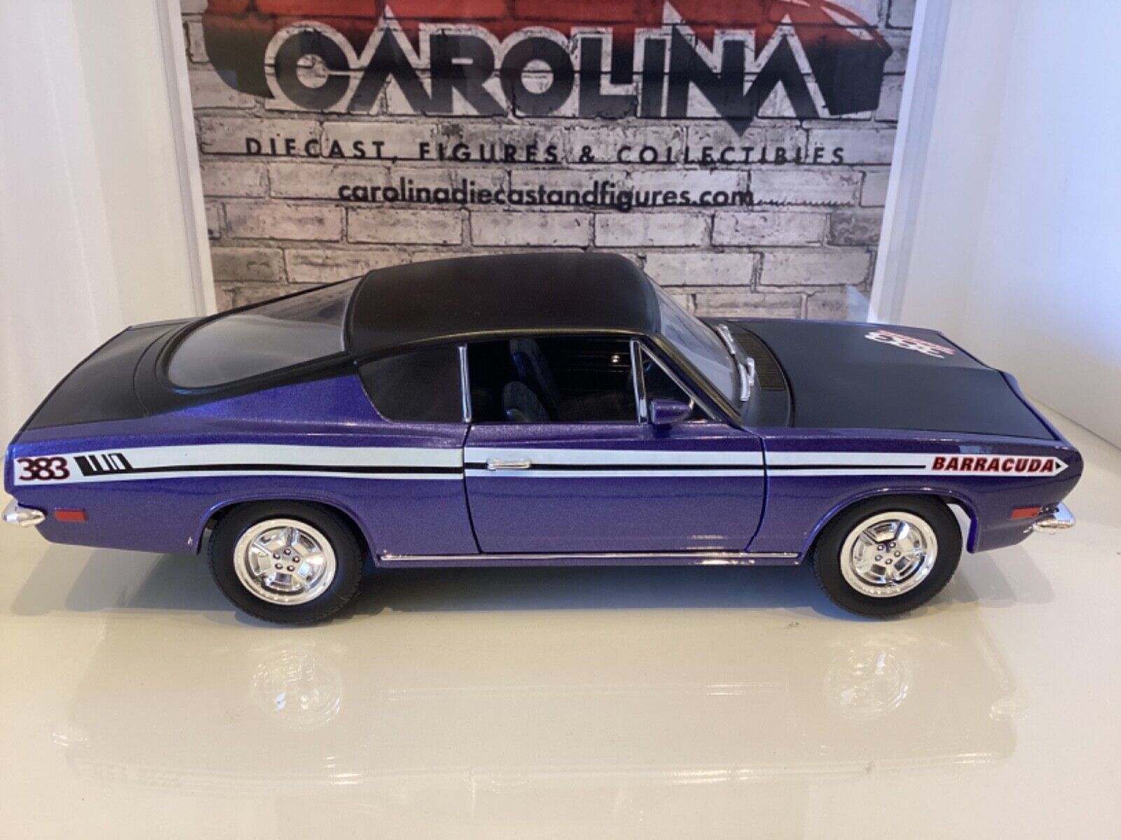 1:18 ROAD SIGNATURES 1969 PLYMOUTH BARRACUDA PURPLE ON BLACK 1:18 ROAD SIGNATURES 1969 PLYMOUTH BARRACUDA PURPLE ON BLACK