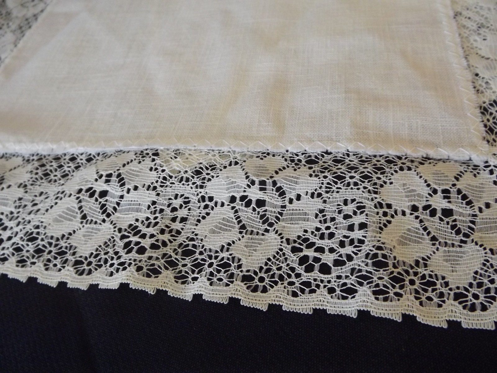 LINEN TABLE RUNNER LACE TRIM IVORY LT BEIGE 40x13.5