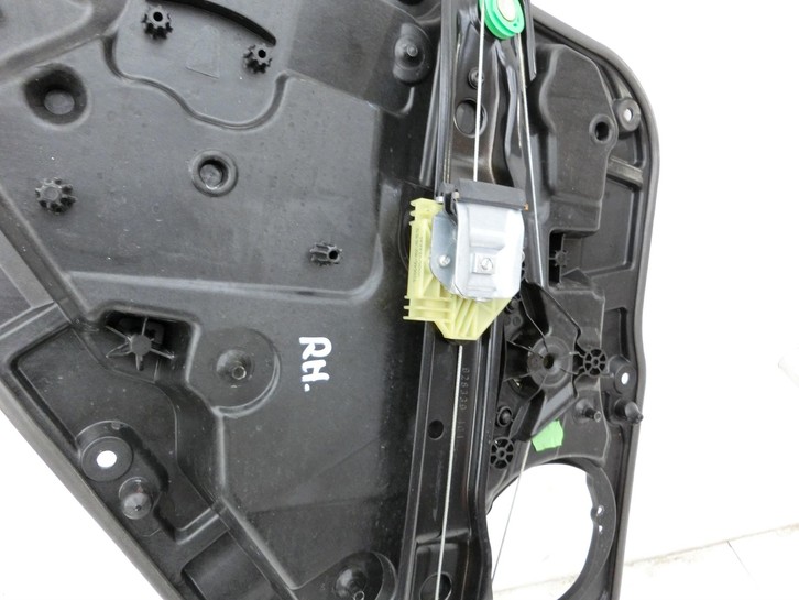 Mercedes W176 A200 12-15 Lim Fensterheber o. FH-Motor Hinten Rechts Mercedes W176 A200 12-15 05.11.2012 A1767300279... Vorschau 4