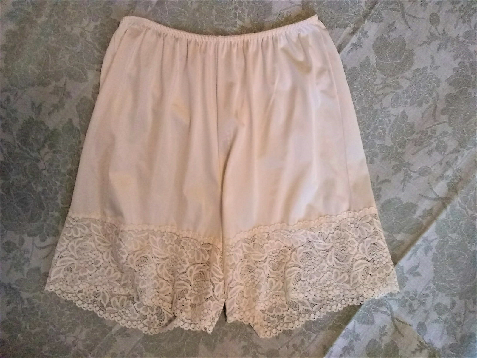 Pettipant Comfort Slip, Women's Size Medium, Beige, Pristine Condition