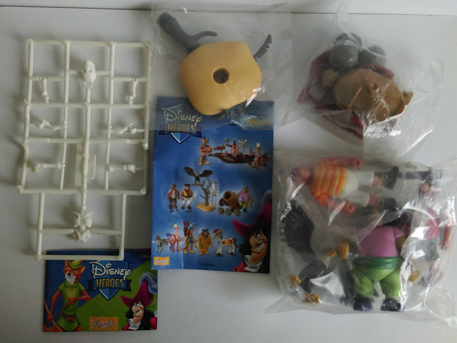 Rare Disney Heroes Famosa Peter Pan Pirates figures toys 