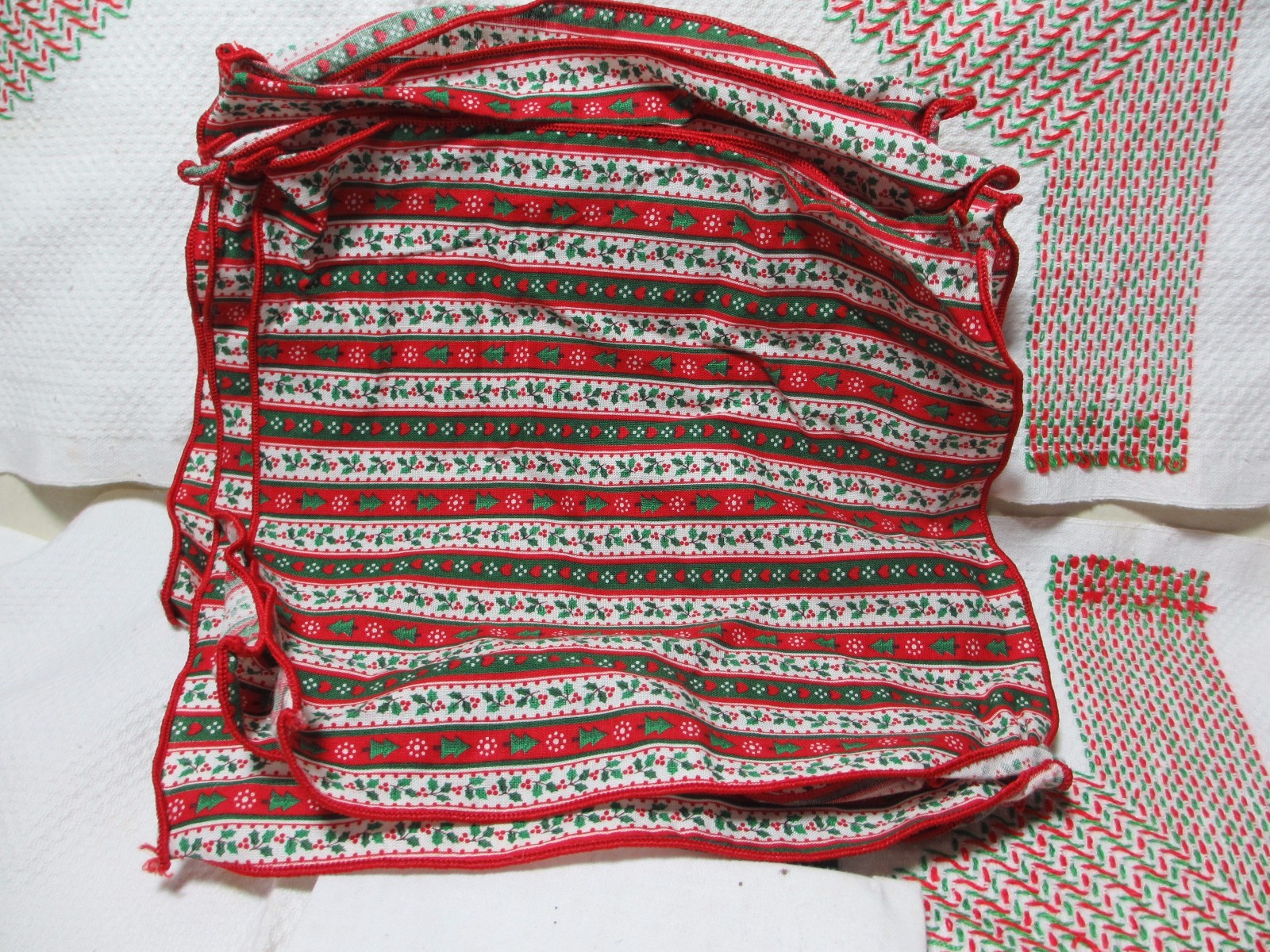 Christmas Linens 2 Placemats 6 Cocktail Napkins 1 Handkerchief & More